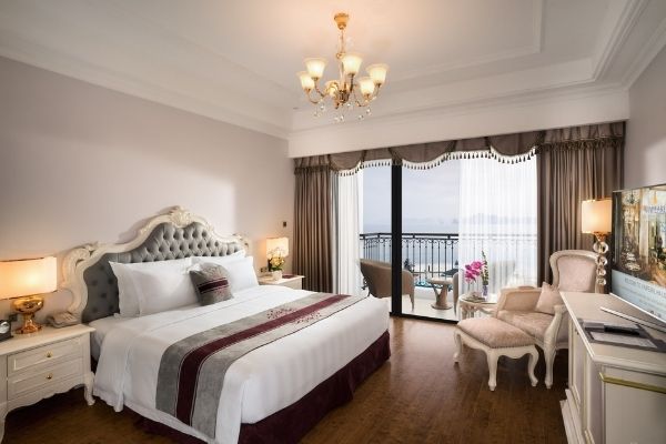 Phòng Deluxe Hướng Biển Giường đôi Tại Vinpearl Resort & Spa Hạ Long